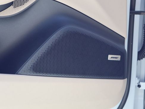 Certified 2025 Porsche Macan 4 Electric AWD/4WD image 12