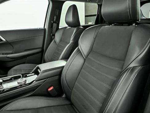 Used 2025 Mitsubishi Outlander AWD image 16