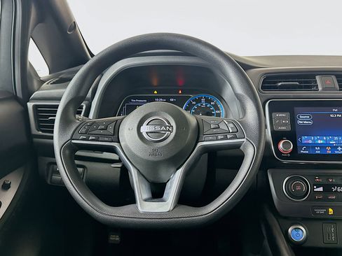 Used 2025 Nissan Leaf S image 18