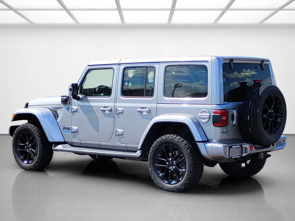 Used 2021 Jeep Wrangler Unlimited Sahara AWD/4WD image 3
