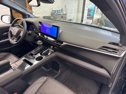 Certified 2025 Toyota Sienna XSE image 51