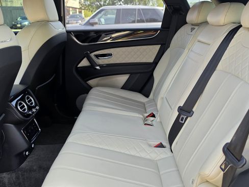 Used 2017 Bentley Bentayga AWD/4WD image 24