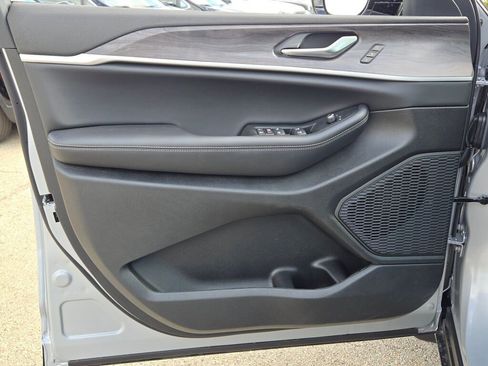 New 2025 Jeep Grand Cherokee Limited w/ Luxury Tech Group II image 22