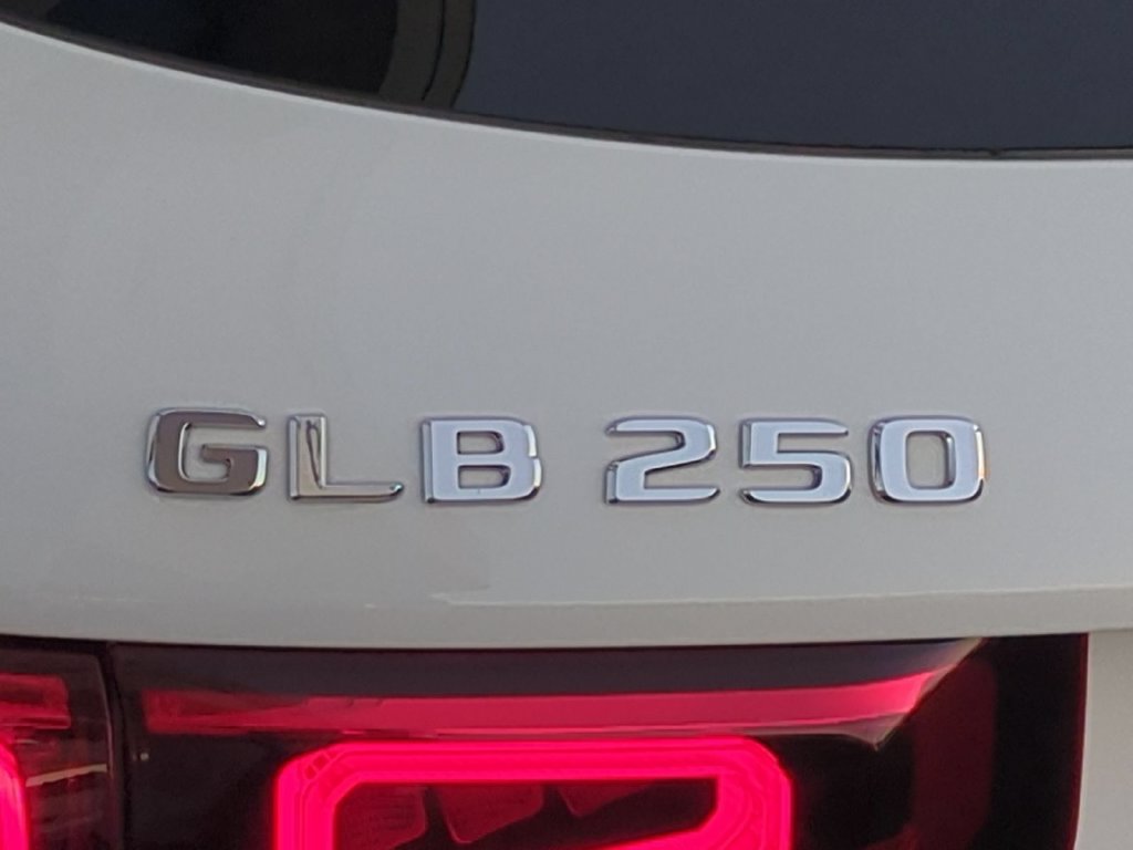 Used 2023 Mercedes-Benz GLB 250 4MATIC image 10