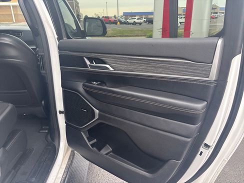 Used 2024 Jeep Wagoneer L Series II w/ Flexible Seating Group image 19