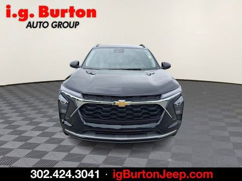 Used 2024 Chevrolet Trax LT FWD image 2