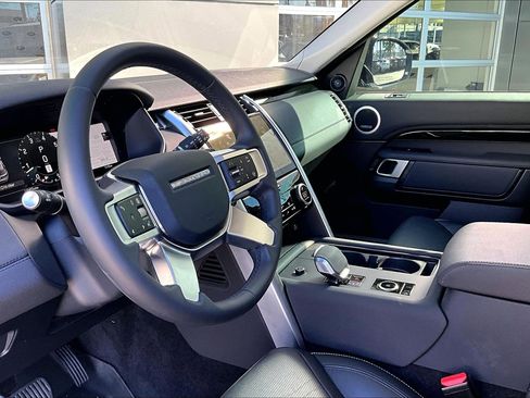 Used 2024 Land Rover Discovery S image 13