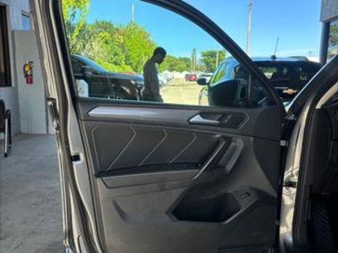 Used 2022 Volkswagen Tiguan SE w/ Panoramic Sunroof Package FWD image 12
