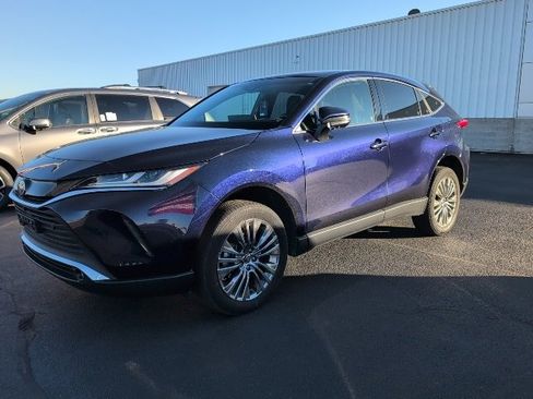 Used 2023 Toyota Venza Limited image 3