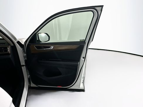 Used 2025 Volkswagen Atlas SE image 34