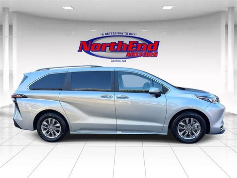 Used 2024 Toyota Sienna XLE image 2