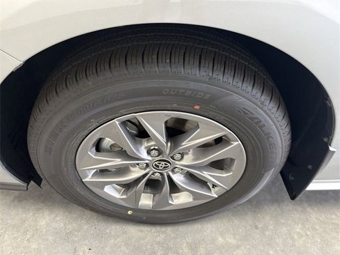 New 2025 Toyota Sienna XLE image 13