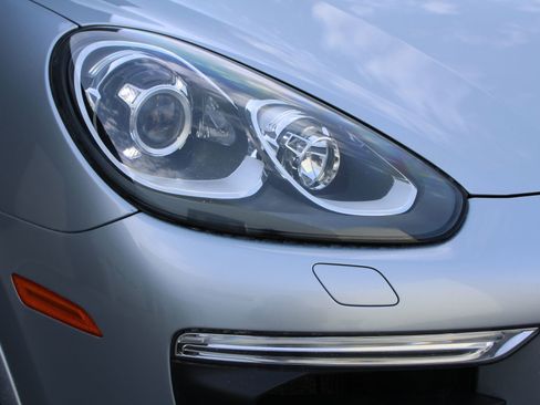 Used 2017 Porsche Cayenne S image 11