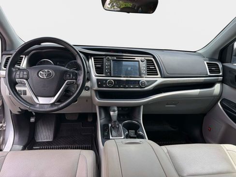 Used 2019 Toyota Highlander Limited Platinum AWD/4WD image 17