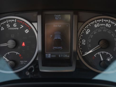 Used 2020 Toyota Tacoma TRD Sport w/ Technology Package AWD/4WD image 3