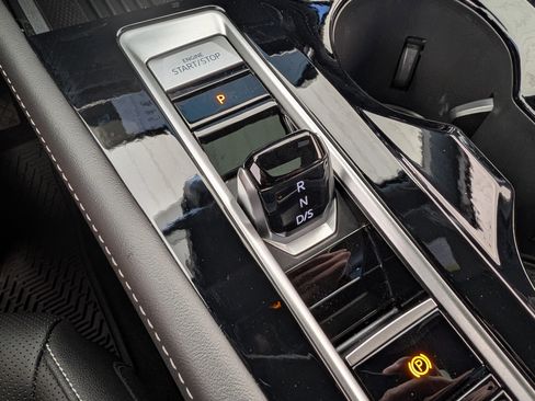 Used 2025 Volkswagen Atlas Cross Sport SEL image 32