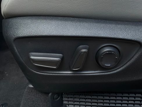 Used 2025 Toyota Sienna XLE FWD image 11