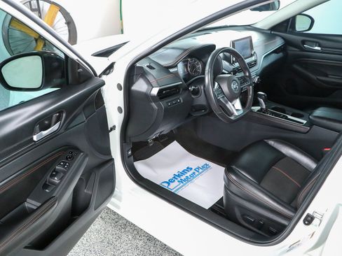 Used 2022 Nissan Altima 2.5 SR w/ Midnight Edition Package FWD image 3