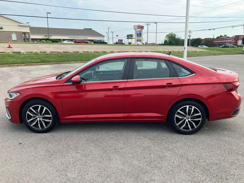 Used 2025 Volkswagen Jetta SE FWD image 4
