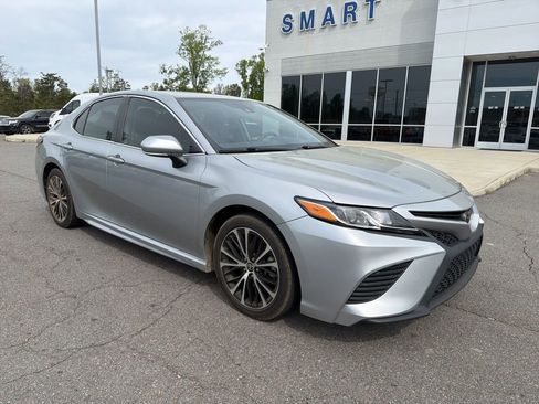 Used 2020 Toyota Camry SE w/ Convenience Package FWD image 2
