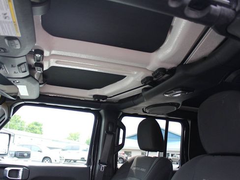 Used 2021 Jeep Gladiator Overland AWD/4WD image 8