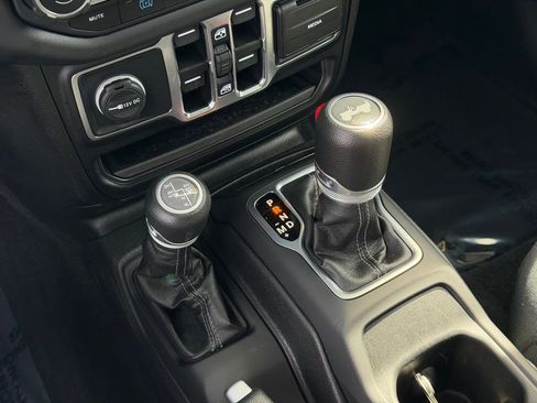 Used 2025 Jeep Wrangler Unlimited Sahara AWD/4WD image 34