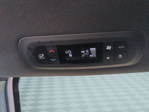 Used 2024 Chrysler Pacifica Limited FWD image 24