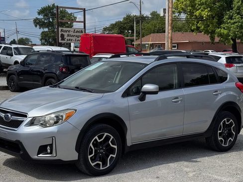 Used 2017 Subaru Crosstrek 2.0i Premium w/ Moonroof Package AWD/4WD image 12