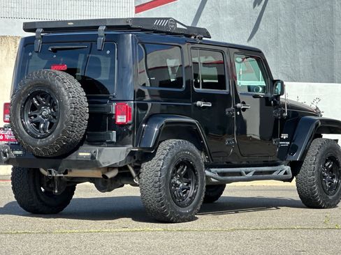 Used 2018 Jeep Wrangler Unlimited Sahara image 2