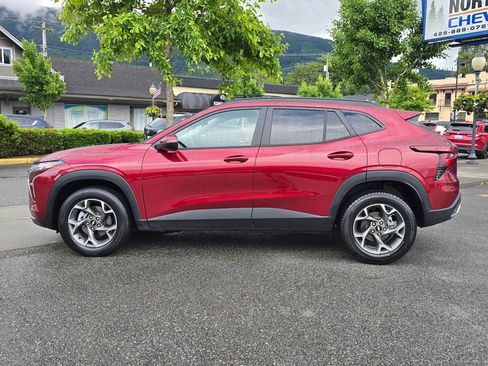 Used 2025 Chevrolet Trax LT FWD image 8