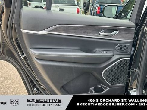 Used 2023 Jeep Grand Cherokee L Limited AWD/4WD image 25