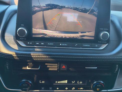 Used 2022 Nissan Rogue SV image 11