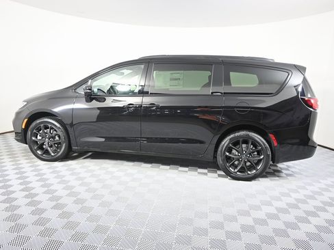 New 2026 Chrysler Pacifica Limited image 3