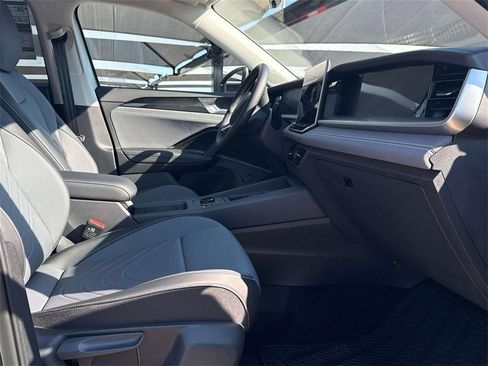 New 2025 Volkswagen Tiguan SE image 14