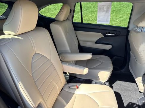 Used 2023 Toyota Highlander XLE image 14