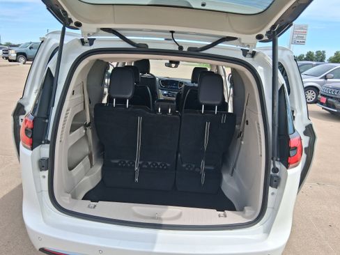 Used 2023 Chrysler Pacifica Touring-L FWD image 17