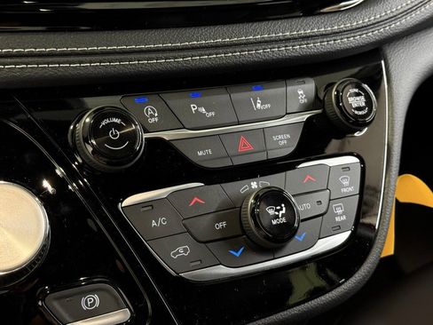 New 2026 Chrysler Pacifica Select image 29