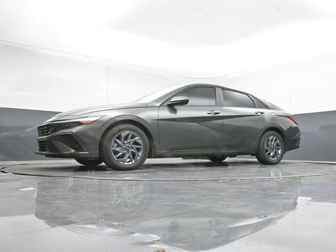 Used 2024 Hyundai Elantra Blue image 39