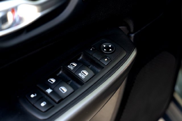 Used 2020 Jeep Cherokee Limited w/ Luxury Group FWD image 22