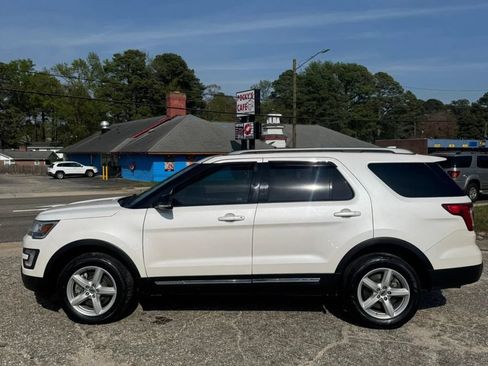 Used 2017 Ford Explorer XLT w/ Equipment Group 202A AWD/4WD image 4
