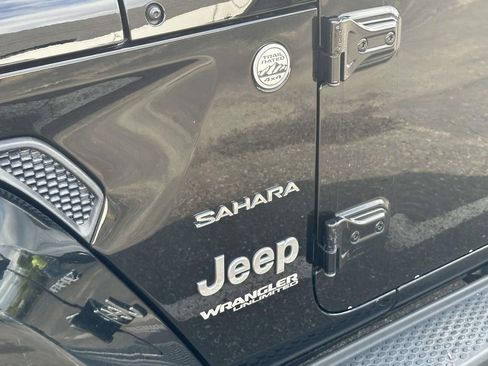Used 2018 Jeep Wrangler Unlimited Sahara AWD/4WD image 10