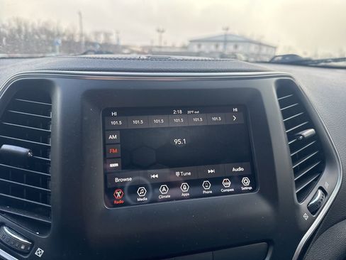 Used 2019 Jeep Cherokee Latitude Plus w/ Comfort/Convenience Group image 24