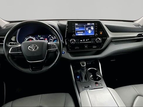 Used 2021 Toyota Highlander XLE AWD/4WD image 8