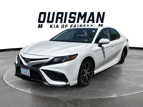 Used 2023 Toyota Camry SE FWD image 1