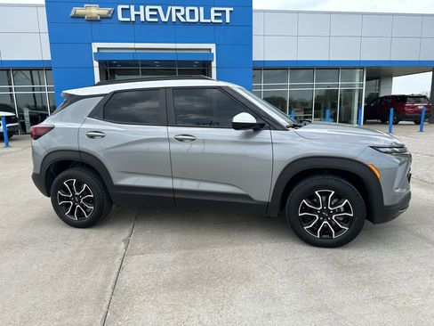 Used 2024 Chevrolet TrailBlazer ACTIV image 2
