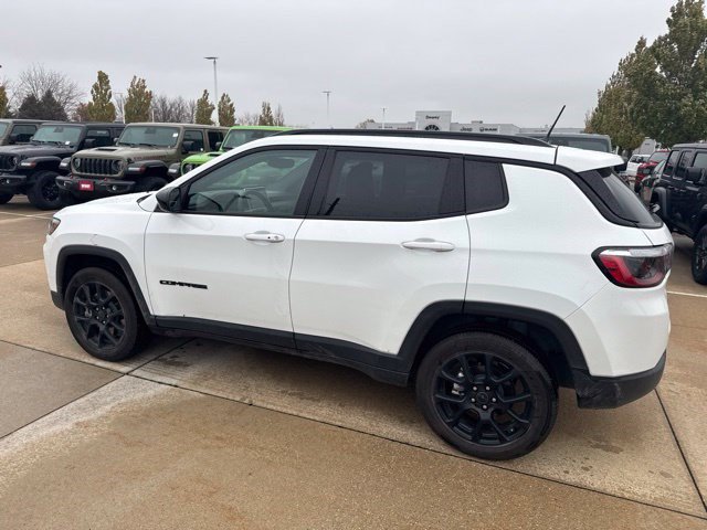 Used 2025 Jeep Compass Latitude w/ Convenience Group AWD/4WD image 2