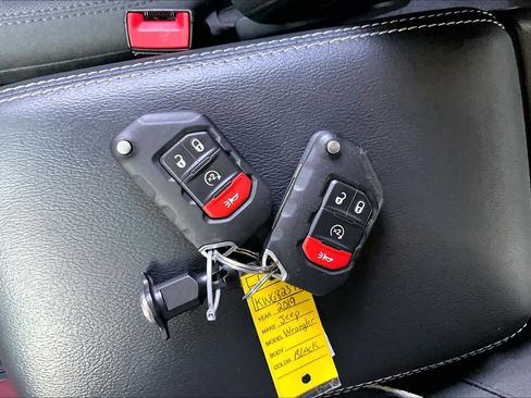 Used 2019 Jeep Wrangler Unlimited Sahara AWD/4WD image 14