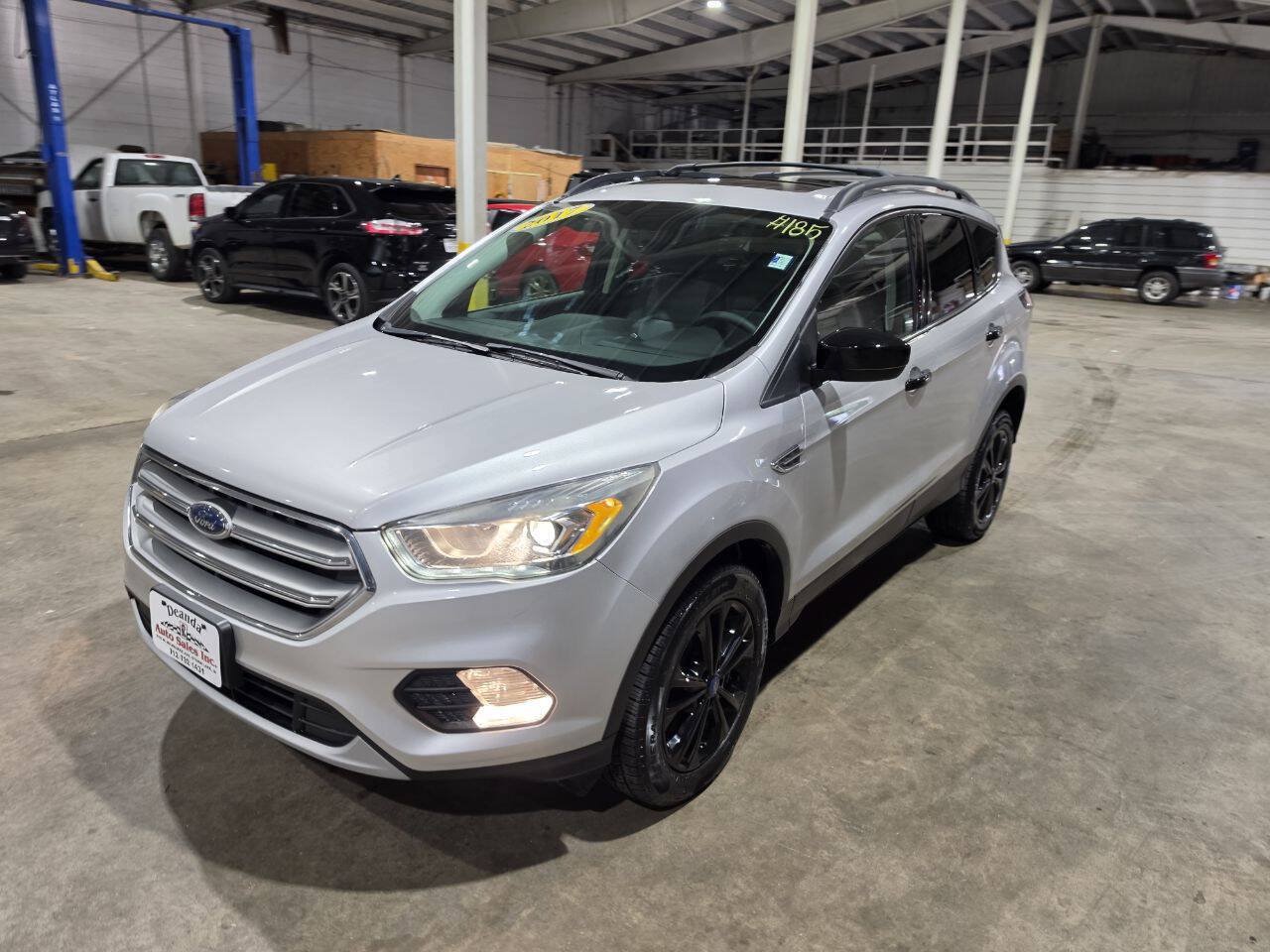 Used 2017 Ford Escape SE w/ Equipment Group 201A AWD/4WD image 3