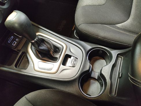 Used 2015 Jeep Cherokee Sport FWD image 26