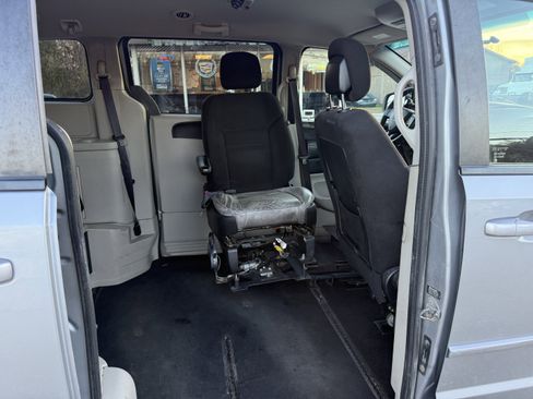 Used 2015 Dodge Grand Caravan SXT image 31